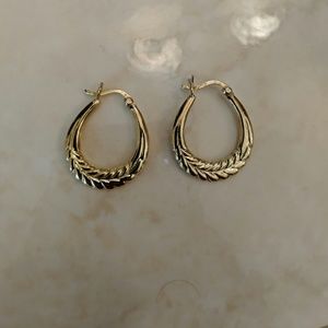 Gold hoop earrings💐